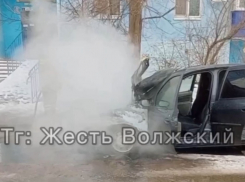В Волжском дворе загорелся автомобиль: официальные подробности 