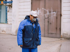 Губернатор запретил жителям региона носить аналоги масок и респираторов