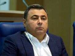 Депутату облдумы Руслану Шарифову советуют сдать мандат, чтобы не порочить честное имя депутатов