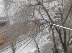 В Волжском застрявшая «легковушка» остановила движение трамваев