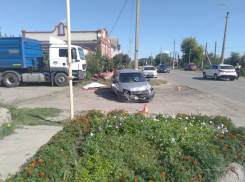 В Волгоградской области водитель разбила авто о цветочную клумбу и попала в больницу