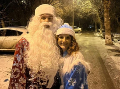 Новогодний сюрприз от молодежи: волжане делятся историей о необычных Деде Морозе и Снегурочке