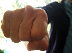 Под Волжским работник ударил в глаз своего коллегу по сбору урожая, ради куртки и телефона