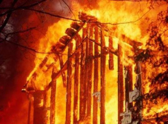 В Волжском сгорел частный дом: пострадавших нет