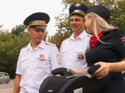 В Волгограде сотрудники ГАИ дарили детские автокресла