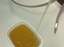 Ядовитого цвета вода потекла из кранов новых микрорайонов в Волжском