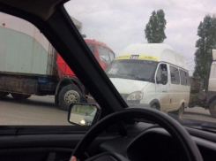 КамАЗ въехал в 160-ю маршрутку на въезде в Волгоград из Волжского 