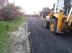 В Волжском составили список дорог для отсыпки асфальтовой крошкой