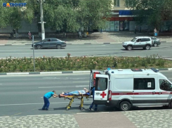 В Волжском женщину увезли на «скорой» из ЦУМа: информация о ее состоянии 