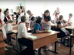 Умилительное видео о своем детстве сняли родители выпускников в Волжском 