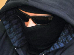 В Волгограде налетчики в шарфах и с оружием ограбили ювелирный салон 