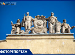 Колонны, арки и балконы: почему старая часть Волжского похожа на Древнюю Грецию