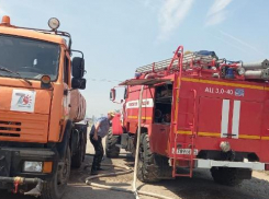 Пожар у Волжского: огонь охватил сухую растительность возле Быковской трассы
