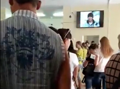 В километровых очередях часами душатся посетители детской поликлиники «Красный крест» в Волжском