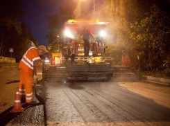 Дороги в Волжском теперь ремонтируют ночью