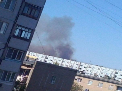 Черный дым и крупный пожар развернулись на улице Автодорога №7 в Волжском