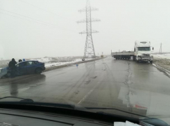 Иномарка и грузовик врезались на новом мосту в Волжский