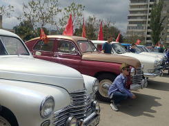 Отлакированные «Победы», «Москвичи» и «Волги» показали на ретро-пробеге в Волжском