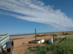 Песок завезли, скамейки поставили: волжские старики взвалили на себя обязанности чиновников