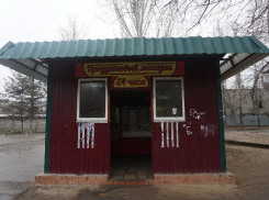 В Волжском идет демонтаж киоска расположенного вблизи школы