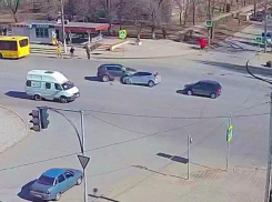 В лобовом столкновении на перекрестке в Волжском встретились две иномарки