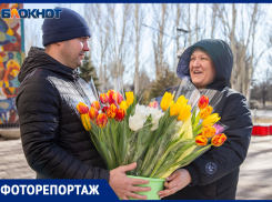 Волжане спешат с цветами к празднику: фотозарисовки праздничной суеты