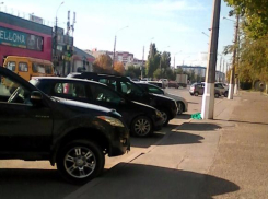 Пешеходы страдают от того, что водители превратили остановку на Рабочем в бесплатную стоянку, - волжанка
