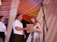 Чиновники Волжского чествовали школьников-медалистов в ДК ВГС