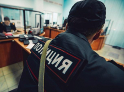 Полиция поймала вандалов, уродующих машины во дворе многоэтажек в Волжском