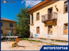 Детская площадка на фоне рушащегося медвытрезвителя: не Чернобыль - Волжский