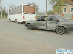 Рядом с Волжским автобус протаранил «Mercedes»