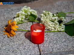 Тело молодого мужчины обнаружили у остановки в Волжском
