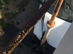 Волжан разбудил грохот: ночью в пятиэтажку врезался автомобиль