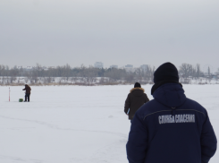 «Тонкий лед риска»: В Волжском спасатели предупредили рыбаков об опасностях подлёдного лова