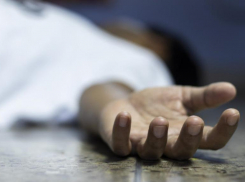 Тело мужчины обнаружили под окнами многоэтажки в Волгограде