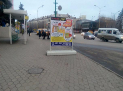 Колхозом назвали пешеходы нелепые рекламные конструкции на улицах Волжского