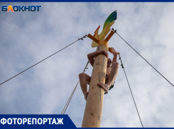 Скоморохи, блины и коробейники: в Волжском с размахом проводили зиму