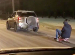 Буксировка детских саней внедорожником попала на видео в Волжском