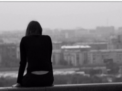 С крыши жилого дома в центре Волгограда спасатели сняли юную волжанку