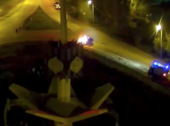 Легковушка вспыхнула после жуткой аварии на кольце в Волжском