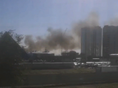 Горит 500 квадратных метров: большой пожар в Волжском попал на видео