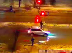 Бегущий на «красный» пешеход устроил ДТП в Волжском
