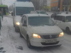 У таксиста случился припадок эпилепсии за рулем авто в Волжском