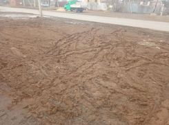 В непролазную грязь превратилась обочина отремонтированной дороги на острове Зеленый в Волжском