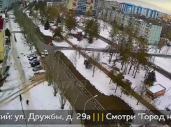 «Не успел проскочить»: авария в Волжском попала на видео