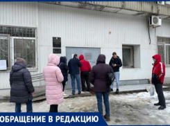 В Волжском судебные приставы закрылись в кабинетах и не пускают людей
