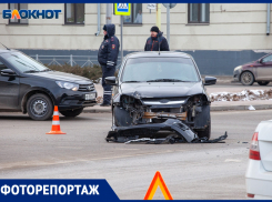 Тройное ДТП у памятника Логинову в Волжском: фоторепортаж 