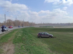 Близ Волжского мужчина не справился с управлением машины
