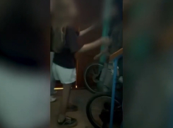 В Михайловке 12-летнюю школьницу поставили на колени и заставили извиняться на видео