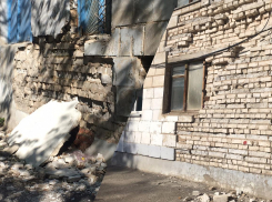 В центре Волжского разрушается здание общежития